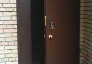 Входная металлическая дверь в подъезд