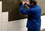 Оформление стенки на кухне керамической плиткой